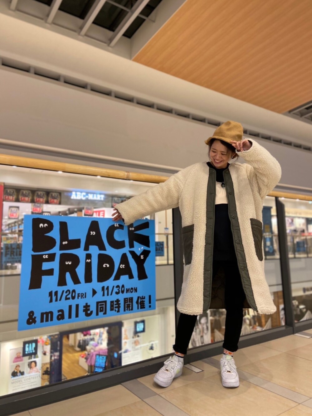 「ニット、ボア、AVIREX、冬コーデ、オーバーサイズ、大人コーデ、ootd、低身長、outfit、AVIREXBelle」｜「AVIREXのリバーシブル ボア ロングジャケット/ REVERSIBLE BOA LONG JACKET（ステンカラーコート、グリーン系）」を使った、Yasさん（レディース・156cm）の秋コーディネートの1枚目の写真