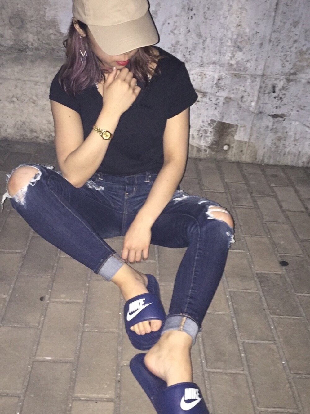 「撮影、EMODA、American Eagle、デニムパンツ、ダメージデニムパンツ、ベナッシ、fashion、おしゃれさんと繋がりたい」｜「EMODAのアイテム（Tシャツ/カットソー、ブラック系）」を使った、ayumiiiさん（レディース・156cm）の夏コーディネートの1枚目の写真