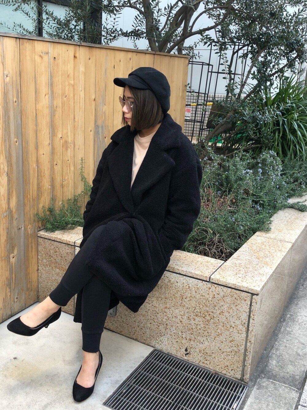 「ootd、outfit、モノトーン、プチプラ」｜「American EagleのAEOラウンドサングラス（サングラス、シルバー系）」を使った、ayumiiiさん（レディース・156cm）の冬コーディネートの1枚目の写真