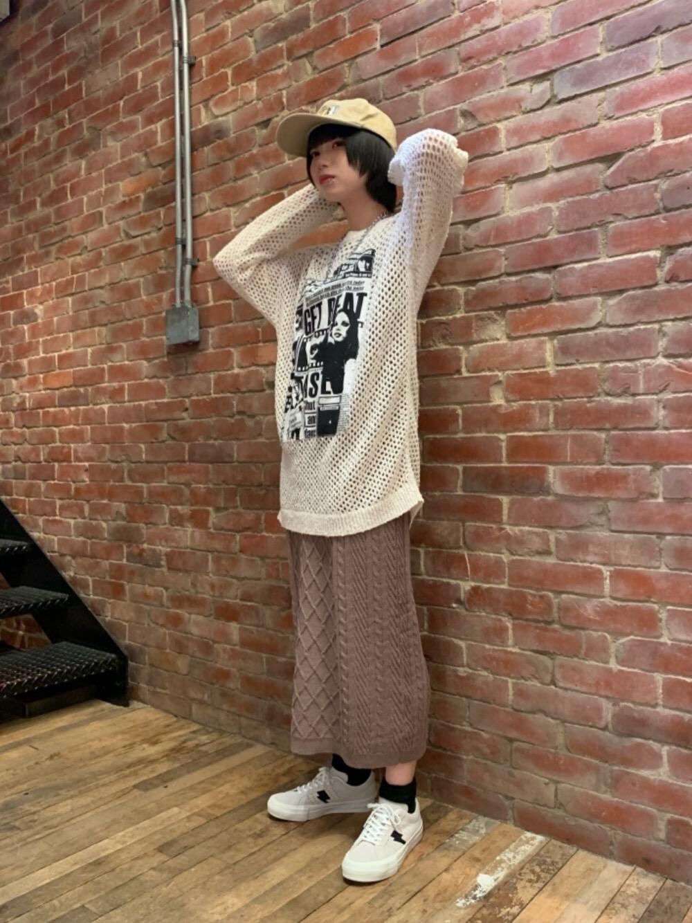 「スニーカー、ワンピース、キャップ、Hysteric Glamour、春コーデ、ローカット、ヒステリックグラマー」｜「HYSTERIC GLAMOURのCLASSIC ローカットスニーカー（スニーカー、ホワイト系）」を使った、mobuさん（レディース・155cm）の冬コーディネートの1枚目の写真