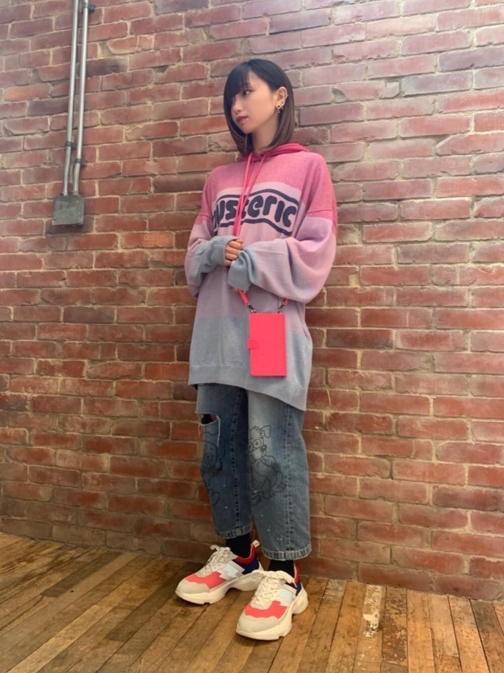 「スニーカー、デニム、パーカー、ワイドパンツ、Hysteric Glamour、スマホカバー」｜「HYSTERIC GLAMOURのVOLUME SOLE スニーカー（スニーカー、その他）」を使った、mobuさん（レディース・155cm）の夏コーディネートの1枚目の写真