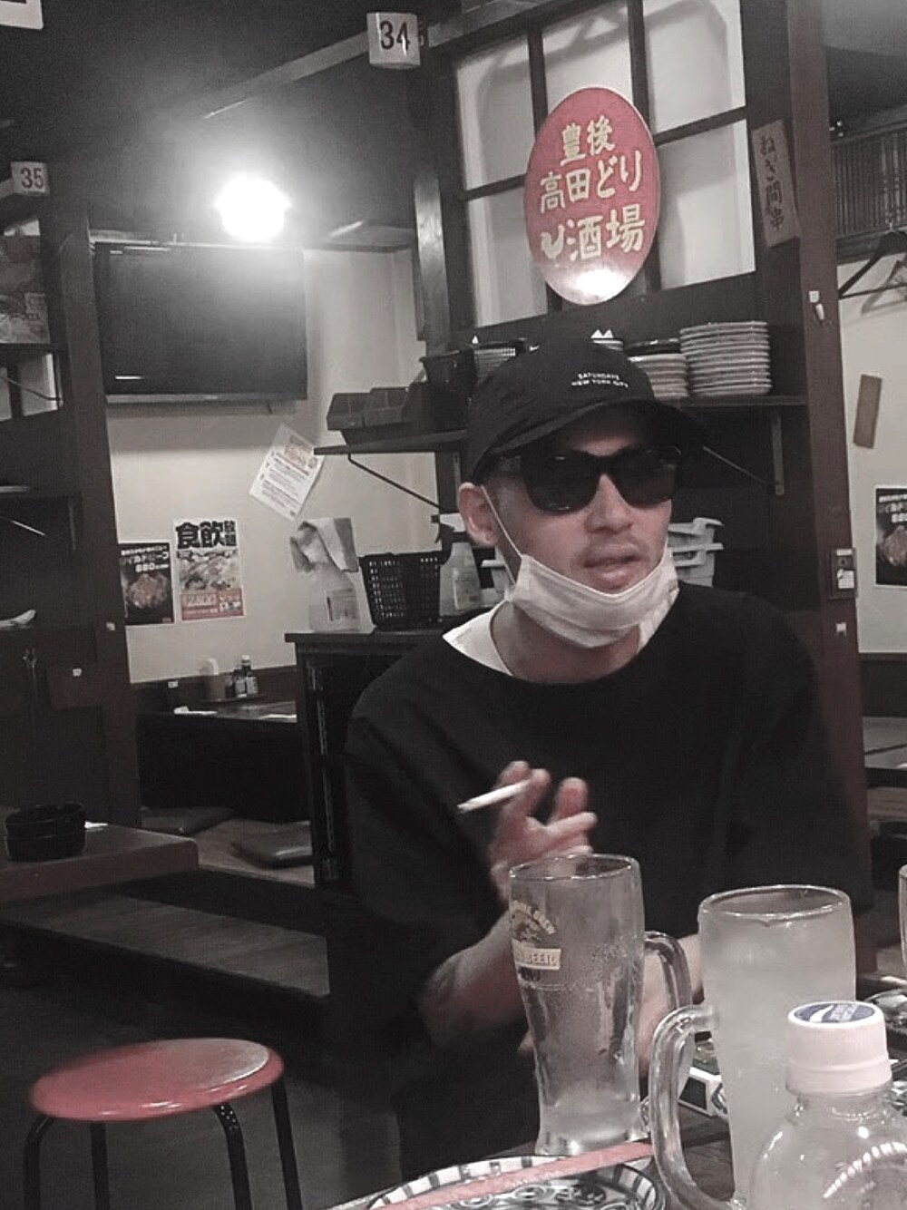 「シンプルコーデ、オーバーサイズ、ゆるコーデ、ブラックコーデ、キャップ、サングラス」｜「Saturdays NYCのRussel DWR Hat（キャップ、ブラック系）」を使った、hiroさん（メンズ・170cm）の秋コーディネートの1枚目の写真