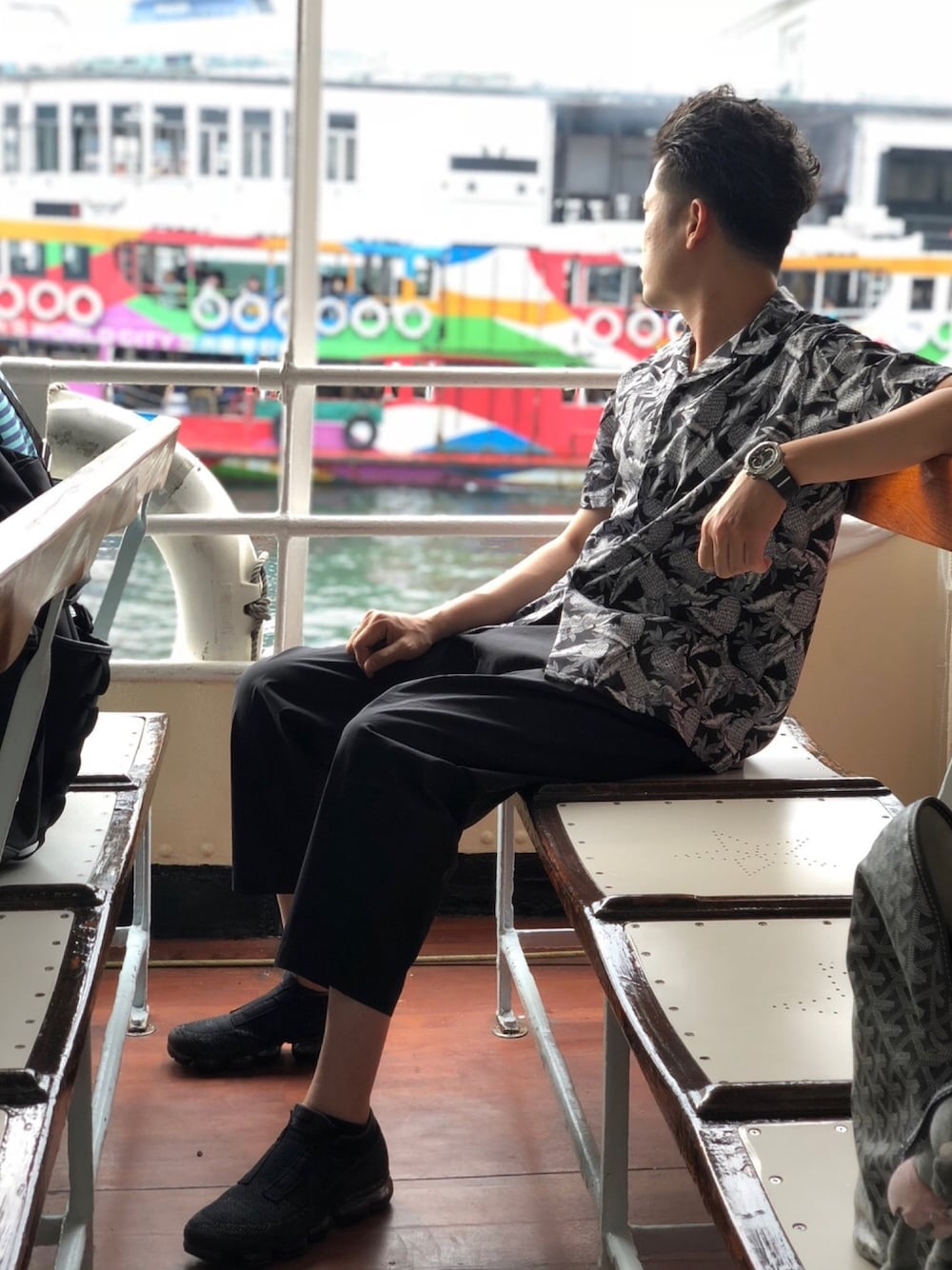 ブラック系のスニーカー、ブラック系のパンツ、ブラック系のトップスを着用したメンズの夏コーディネートの1枚目の写真