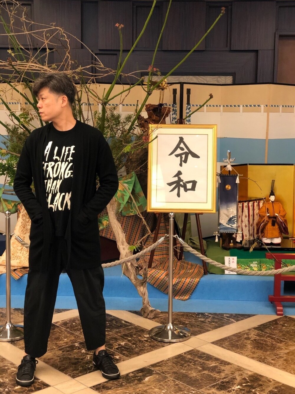 ブラック系のジャケット/アウター、ブラック系のトップス、ブラック系のパンツを着用したメンズの春コーディネートの1枚目の写真