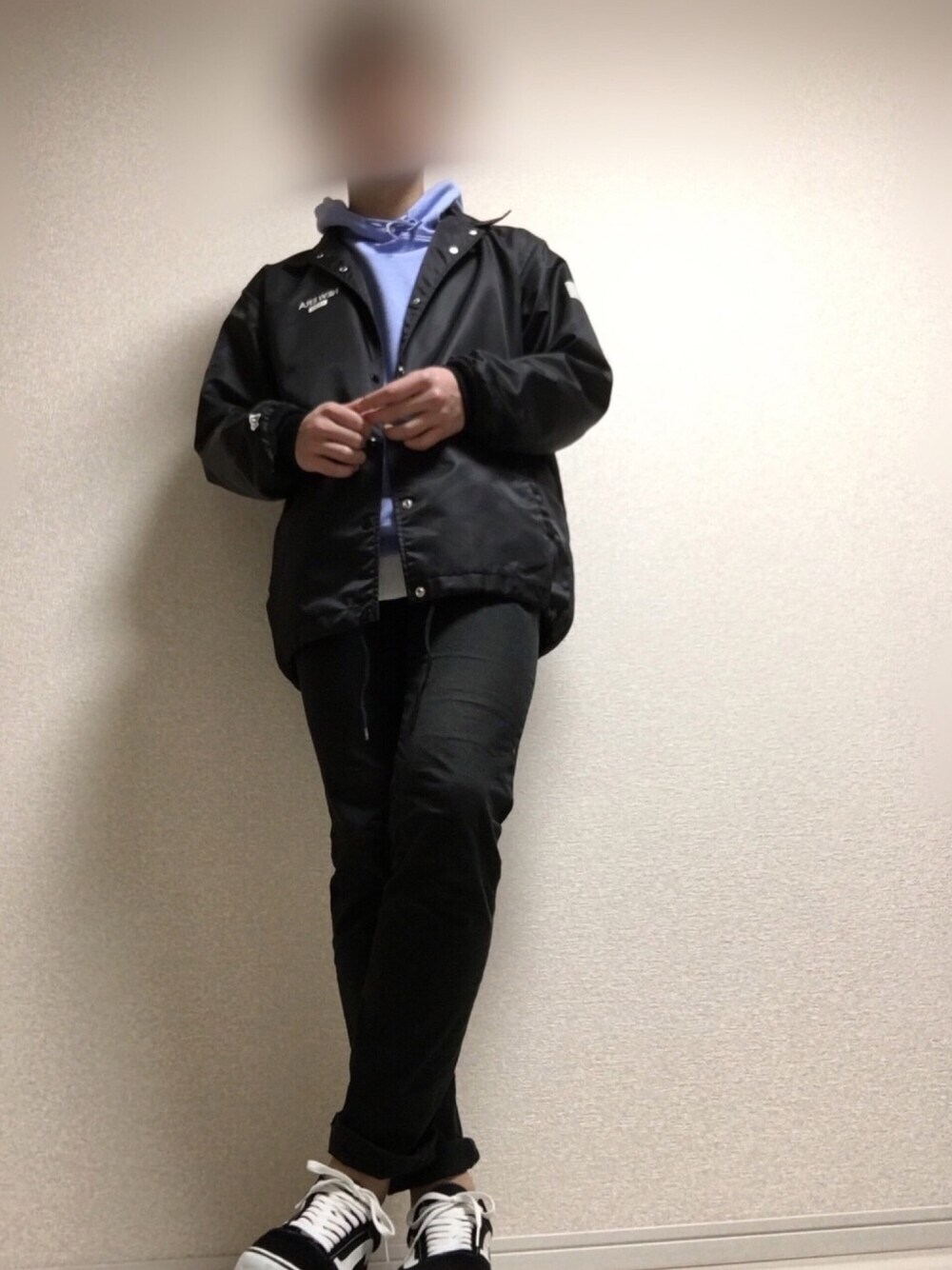 「春コーデ、オールドスクール、スキニー、コーチジャケット、ロールアップ、スニーカー、いいね返し」｜「NEW ERAのNEWERA COACH JACKET BLACK（ナイロンジャケット、ブラック系）」を使った、　　しょうさん（メンズ・175cm）の春コーディネートの1枚目の写真