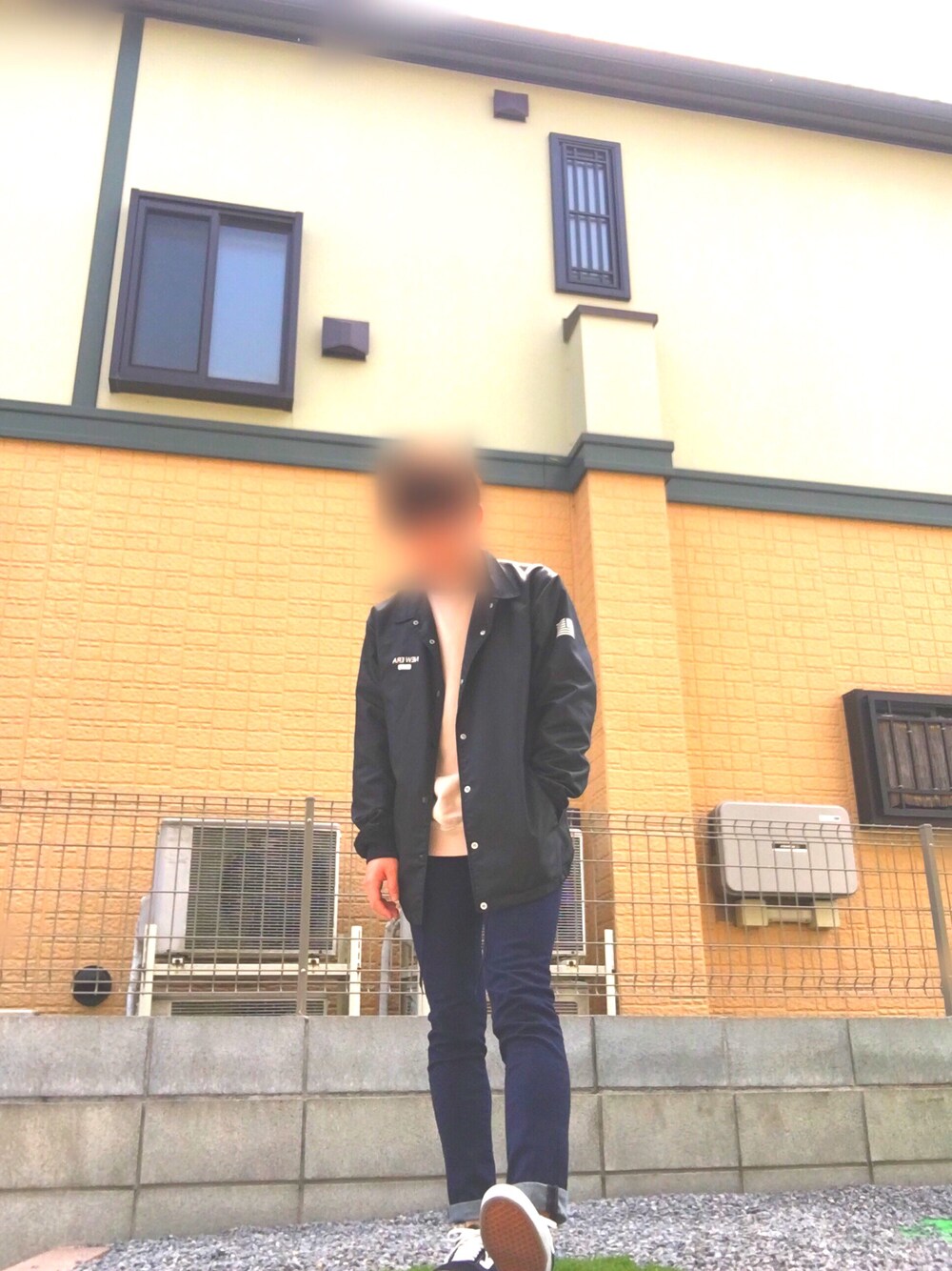 「春コーデ、オールドスクール、コーチジャケット、デニム、アースカラー」｜「NEW ERAのNEWERA COACH JACKET BLACK（ナイロンジャケット、ブラック系）」を使った、　　しょうさん（メンズ・175cm）の春コーディネートの1枚目の写真
