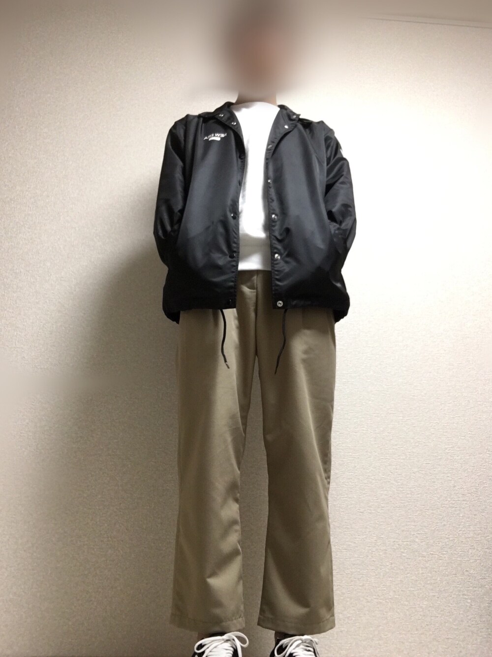 「春コーデ、オールドスクール、ワイドパンツ、コーチジャケット、Champion、いいね返し」｜「NEW ERAのNEWERA COACH JACKET BLACK（ナイロンジャケット、ブラック系）」を使った、　　しょうさん（メンズ・175cm）の春コーディネートの1枚目の写真