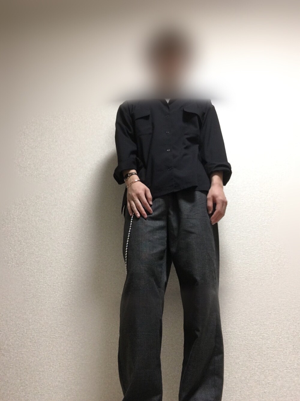 「ゆるコーデ、オールドスクール、グレンチェック、ワイドパンツ、ウォレットチェーン、オープンカラーシャツ、バングル」｜「SENSE OF PLACE by URBAN RESEARCHのオープンカラーシャツ（シャツ/ブラウス、ブラック系）」を使った、　　しょうさん（メンズ・175cm）の春コーディネートの1枚目の写真