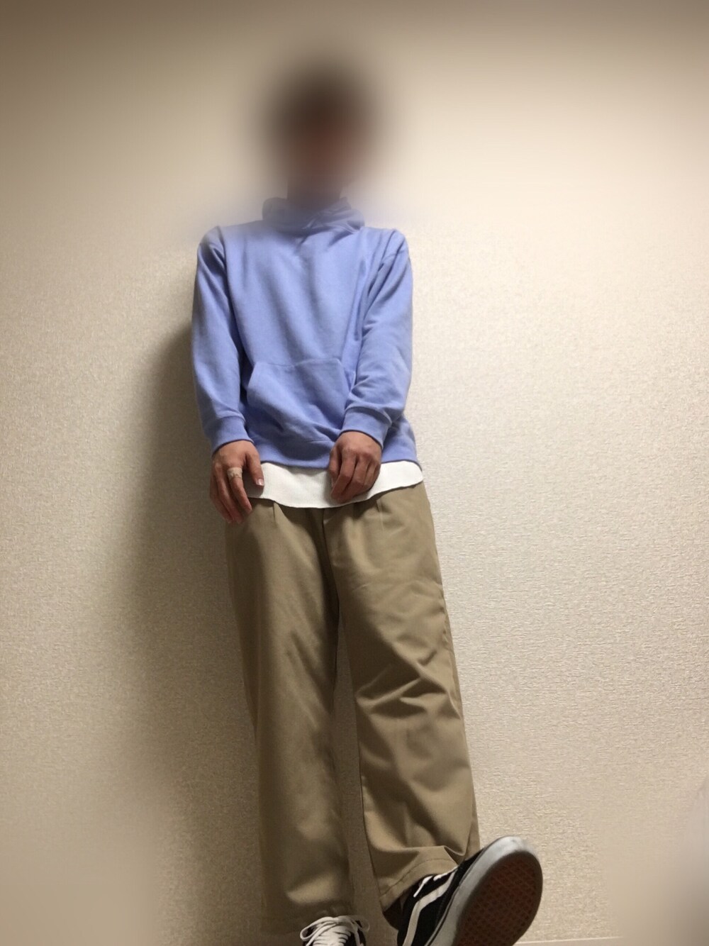 「春コーデ、オールドスクール、ワイドパンツ、ベージュ、レイヤードスタイル」｜「RAGEBLUEの裏毛スウェットドロップパーカ/783909（パーカー、ブルー系）」を使った、　　しょうさん（メンズ・175cm）の春コーディネートの1枚目の写真