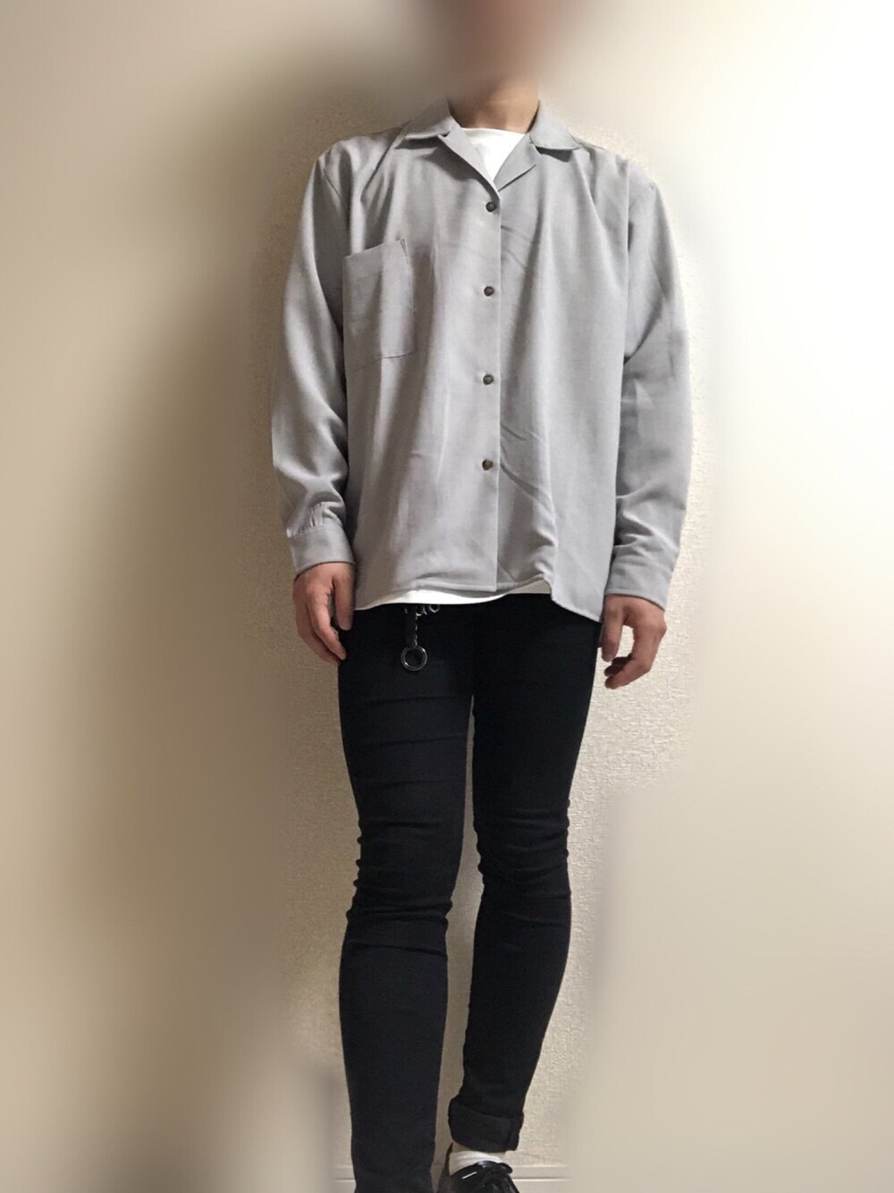「春コーデ、春、オープンカラーシャツ、黒スキニー、キレイめ、おしゃれさんと繋がりたい、Dr.Martens」｜「EMMA CLOTHESのワイドシルエット長袖オープンカラーシャツ（シャツ/ブラウス、グレー系）」を使った、　　しょうさん（メンズ・175cm）の春コーディネートの1枚目の写真