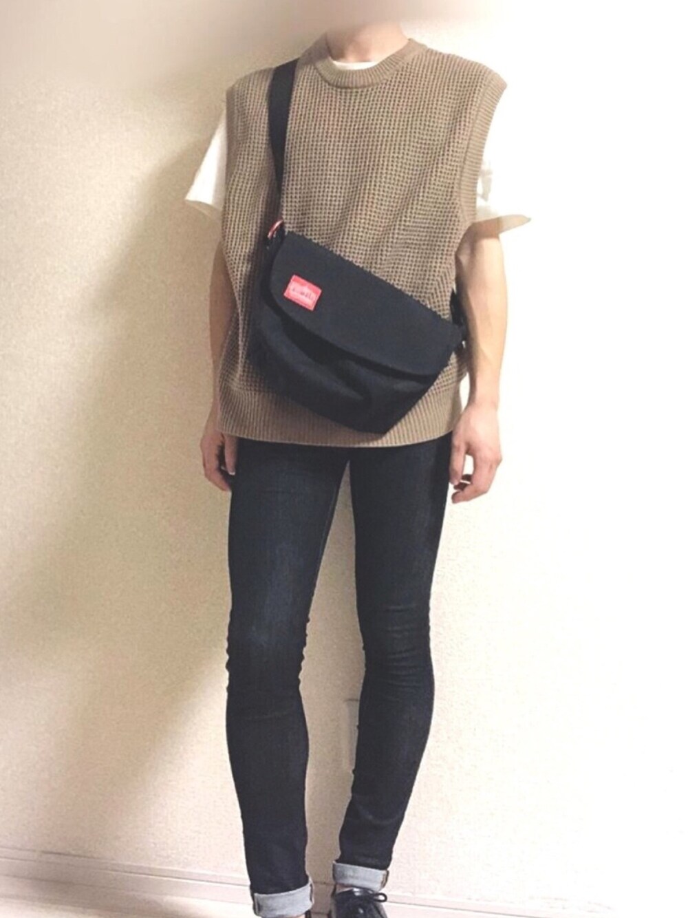 「Dr.Martens、デニム、スキニー、白Tシャツ、ニットベスト、ベージュ、オーバーサイズ」｜「HANESの【HANES】BEEFY T-SHIRT 2P H5180-2/ヘインズ/ビーフィー/Tシャツ（Tシャツ/カットソー、ホワイト系）」を使った、　　しょうさん（メンズ・175cm）の秋コーディネートの1枚目の写真