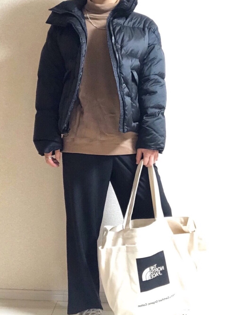 「おうちファッション、春コーデ、タートルネック、ダウンジャケット、チェーンネックレス、ワイドパンツ、converse、トートバッグ」｜「LIDNMのLIDNM/リドム/LIMONTAオーバーサイズダウン（ダウンジャケット/コート、ブラック系）」を使った、　　しょうさん（メンズ・175cm）の春コーディネートの1枚目の写真
