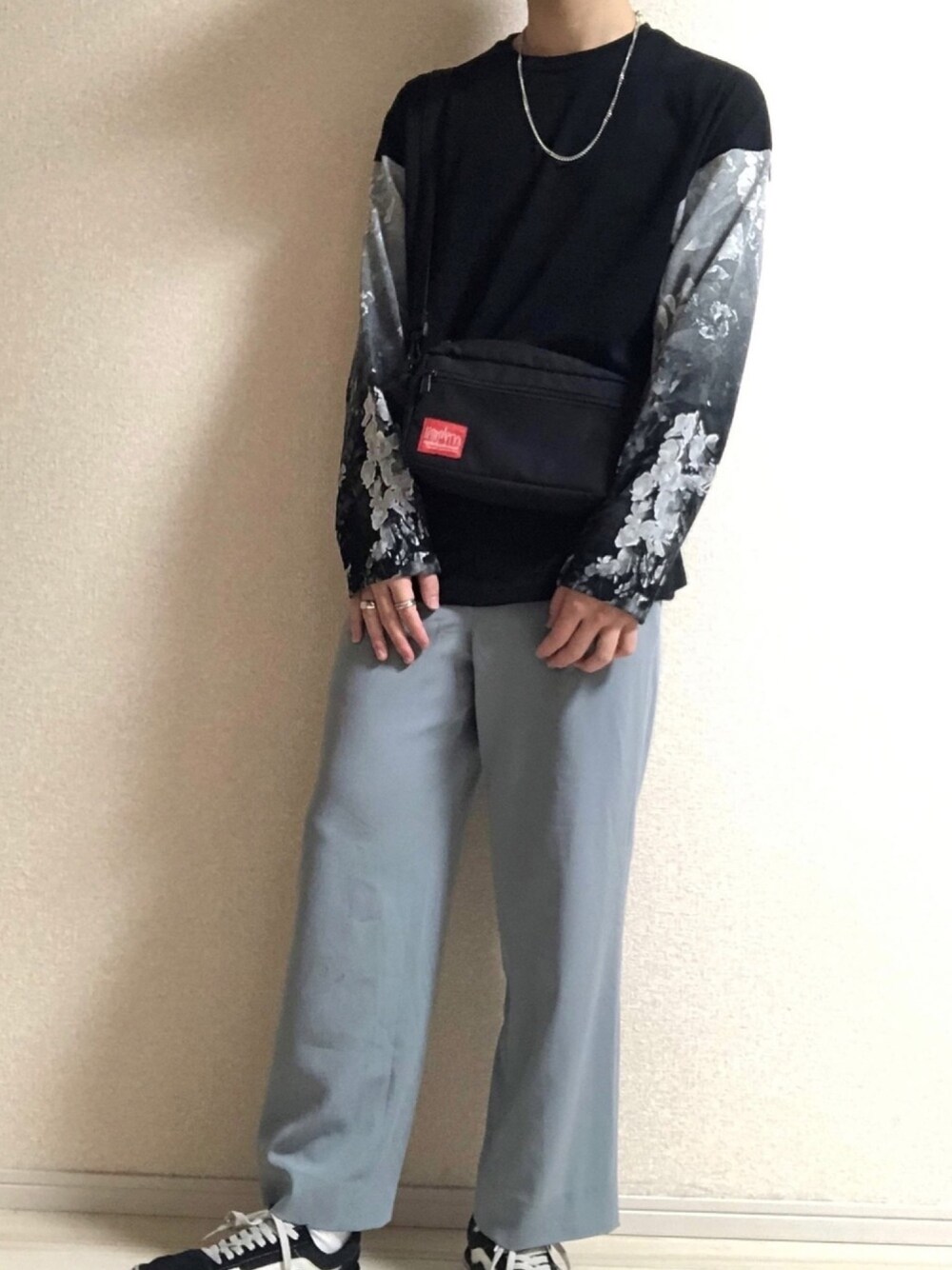 「春夏コーデ、おしゃれさんと繋がりたい、カジュアルコーデ、スニーカー、いいね、save、フォローお願いします🤑、ロンT、薔薇、ストレートパンツ」｜「HAREのフラワースリーブカットソー (HARE)（Tシャツ/カットソー、ブラック系）」を使った、　　しょうさん（メンズ・175cm）の春コーディネートの1枚目の写真