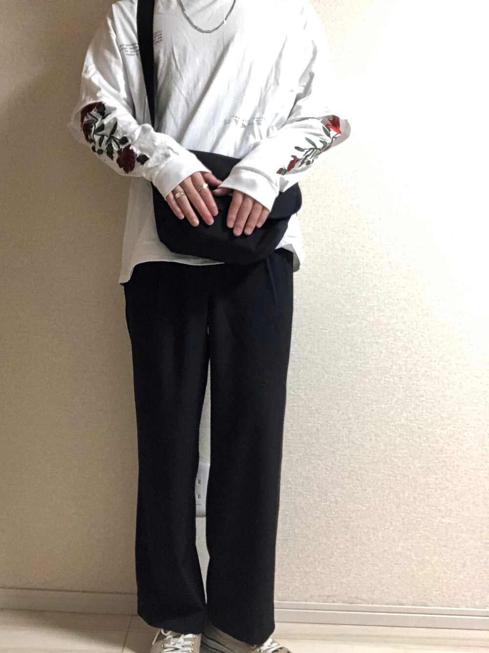 「春コーデ、ベージュ、カジュアル、スニーカー、ロンT、バラ柄、ワイドパンツ」｜「LEGENDAのFake Layered Rose Embroidery Longsleeve T-shirt（Tシャツ/カットソー、ホワイト系）」を使った、　　しょうさん（メンズ・175cm）の春コーディネートの1枚目の写真