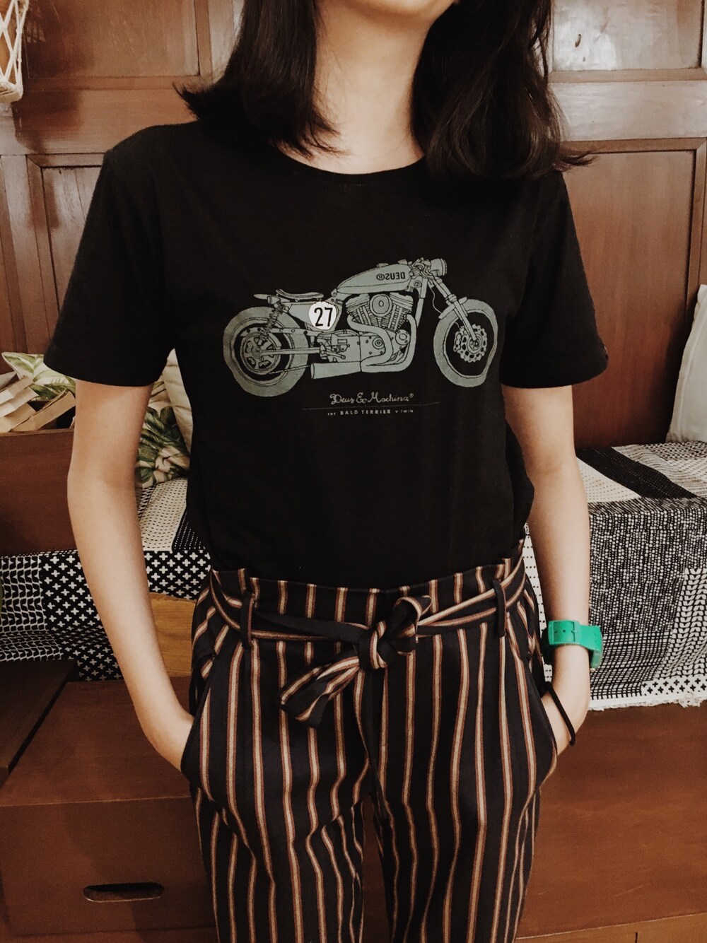 「WINTER STYLE、womanfashion、VINTAGE、90’s」｜「DEUS EX MACHINAのアイテム（Tシャツ/カットソー、ブラック系）」を使った、Priskila Jelitaさん（レディース・165cm）の春コーディネートの1枚目の写真