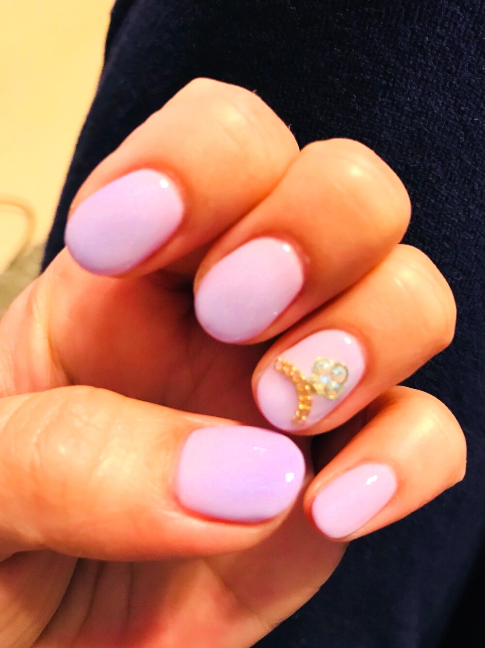 パープル系のハンドケア/ハンドクリームを着用したレディースの春コーディネートの1枚目の写真