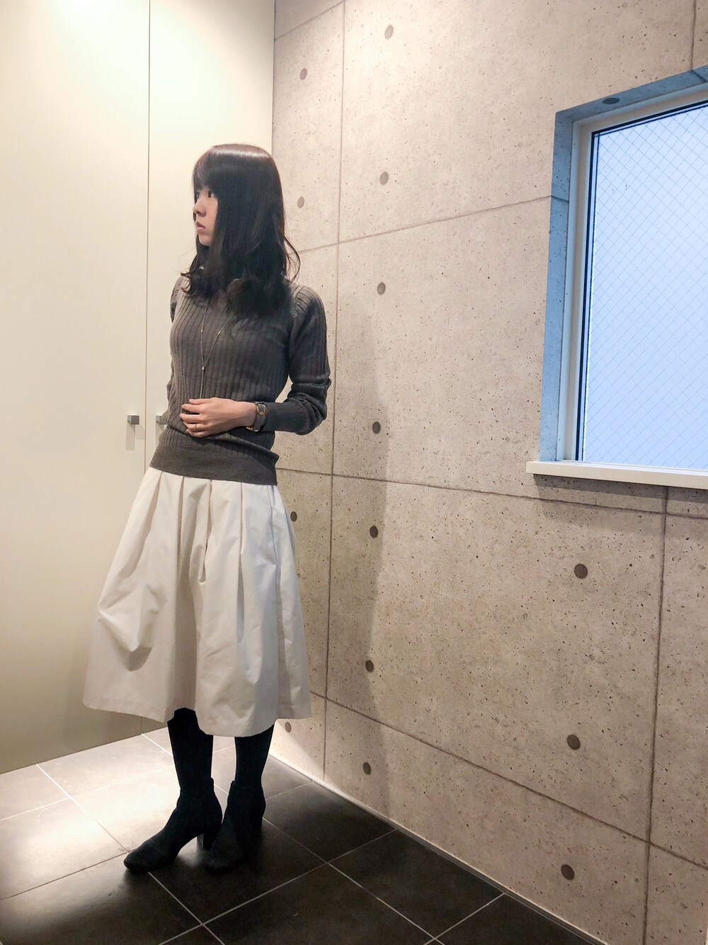 「UNIQLO、白スカート、ニット、ニットコーデ、グレー、ブーティー、リブニット、寒い日、ヒートテック、ユニクロコーデ」｜「URBAN RESEARCHの【WEB限定】ウォッシャブルコンパクトリブニット（ニット/セーター、グレー系）」を使った、ymkさん（レディース・157cm）の冬コーディネートの1枚目の写真
