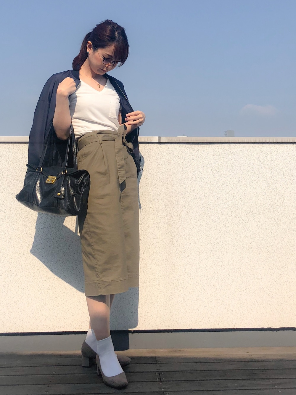 「白Tシャツ、ユニクロ、GU、プチプラ、プチプラコーデ、ウェリントン、めがね、白ソックス、白ソックス×パンプス、カジュアルコーデ」｜「UNIQLOのハイウエストベルテッドナロースカート（丈標準70～72cm）（スカート、グリーン系）」を使った、ymkさん（レディース・157cm）の春コーディネートの1枚目の写真