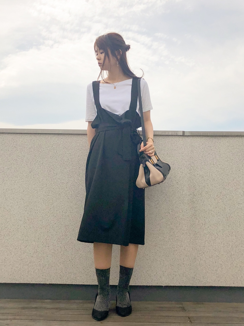 「黒ワンピース、モノトーン、モノトーンコーデ、きれいめカジュアル、カジュアル、カジュアルコーデ、ユニクロコーデ、強風、Chloe」｜「UNIQLOの2WAYリブT（5分袖）（Tシャツ/カットソー、ホワイト系）」を使った、ymkさん（レディース・157cm）の春コーディネートの1枚目の写真