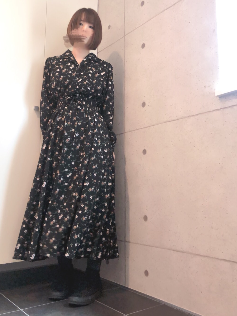 「ワンピース×スニーカー、コンバース、黒コンバース、オールブラック、ワントーンコーデ、ワンピース、カジュアルコーデ、オールスター、ハイカット」｜「AVAN LILYのシャロンローズレースアップOP（ワンピース、ブラック系）」を使った、ymkさん（レディース・157cm）の春コーディネートの1枚目の写真