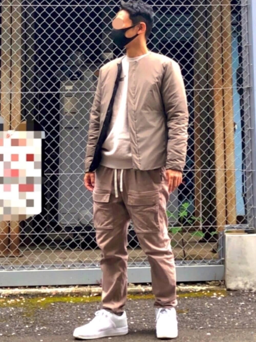 「ベージュコーデ、スニーカー、オトナカジュアル、スウェット、カーゴパンツ、ベージュ、ワントーンコーデ、キレイめ」｜「MONKEY TIMEの＜monkey time＞ SATIN ST DROPPED CARGO PANTS/カーゴパンツ（カーゴパンツ、ベージュ系）」を使った、HMさん（メンズ・175cm）の春コーディネートの1枚目の写真