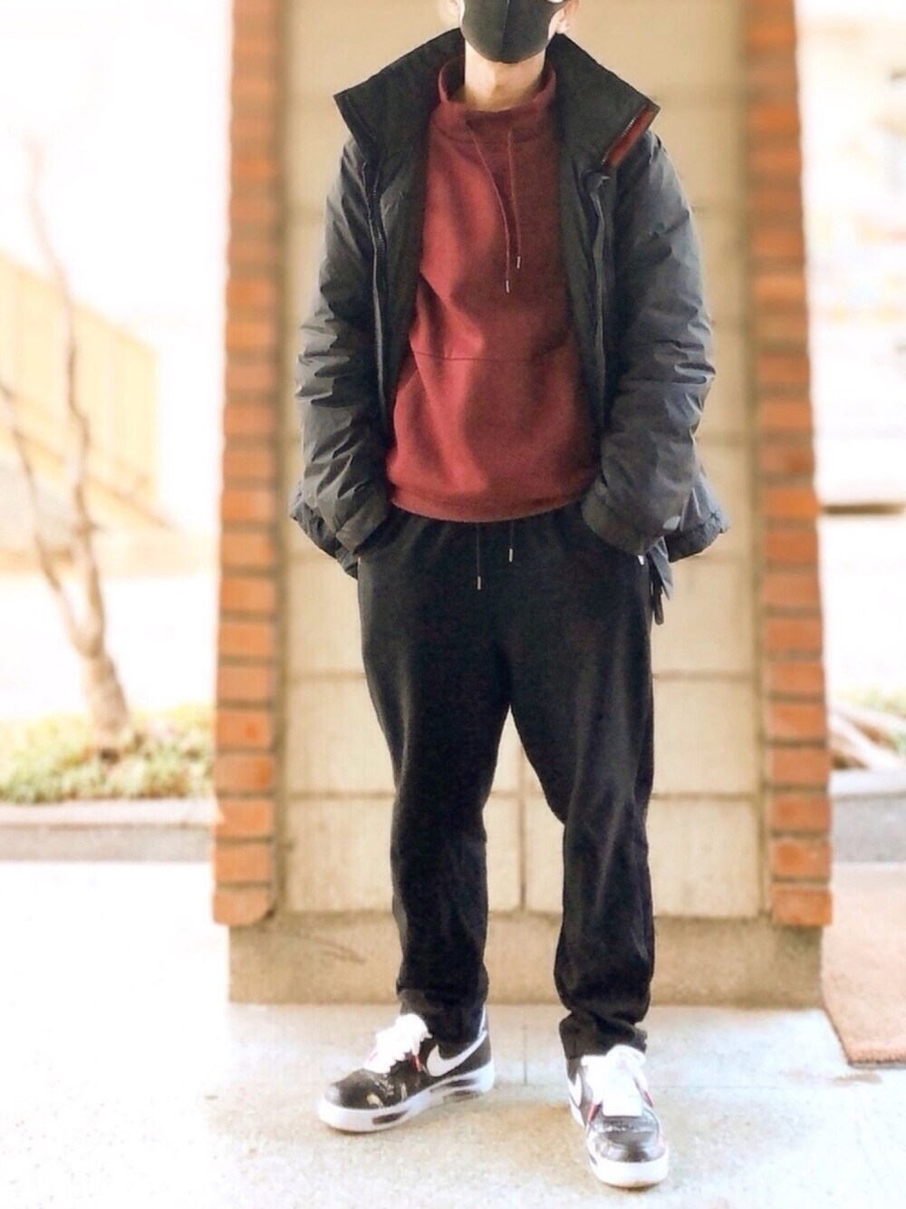 「カジュアルコーデ、スニーカーコーデ、モンスターパーカー、paranoise、ダウンジャケット、G-DRAGON、黒、peaceminusone」｜「PRADAのアイテム（ダウンジャケット/コート、ブラック系）」を使った、HMさん（メンズ・175cm）の冬コーディネートの1枚目の写真