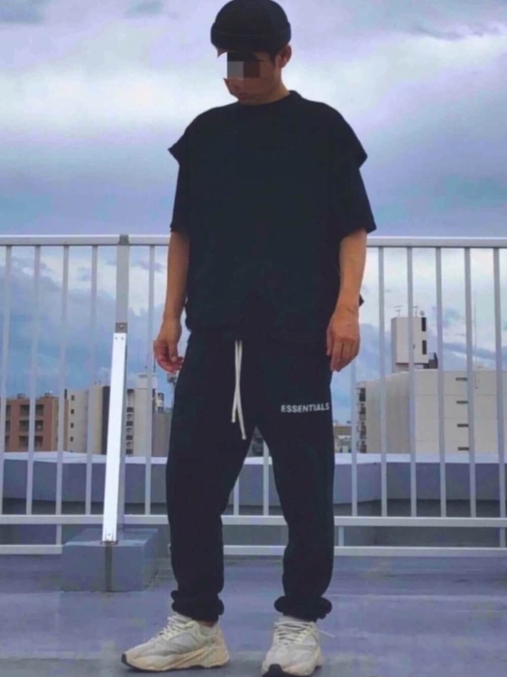 「休日スタイル、ブラック、ストリート、ESSENTIALS、yeezy、リラックススタイル、ワントーンコーデ、レイヤードスタイル、夏だ！Tシャツ着よう！」｜「Yeezyのadidas YEEZY BOOST 700 ANALOG（スニーカー、その他）」を使った、HMさん（メンズ・175cm）の夏コーディネートの1枚目の写真