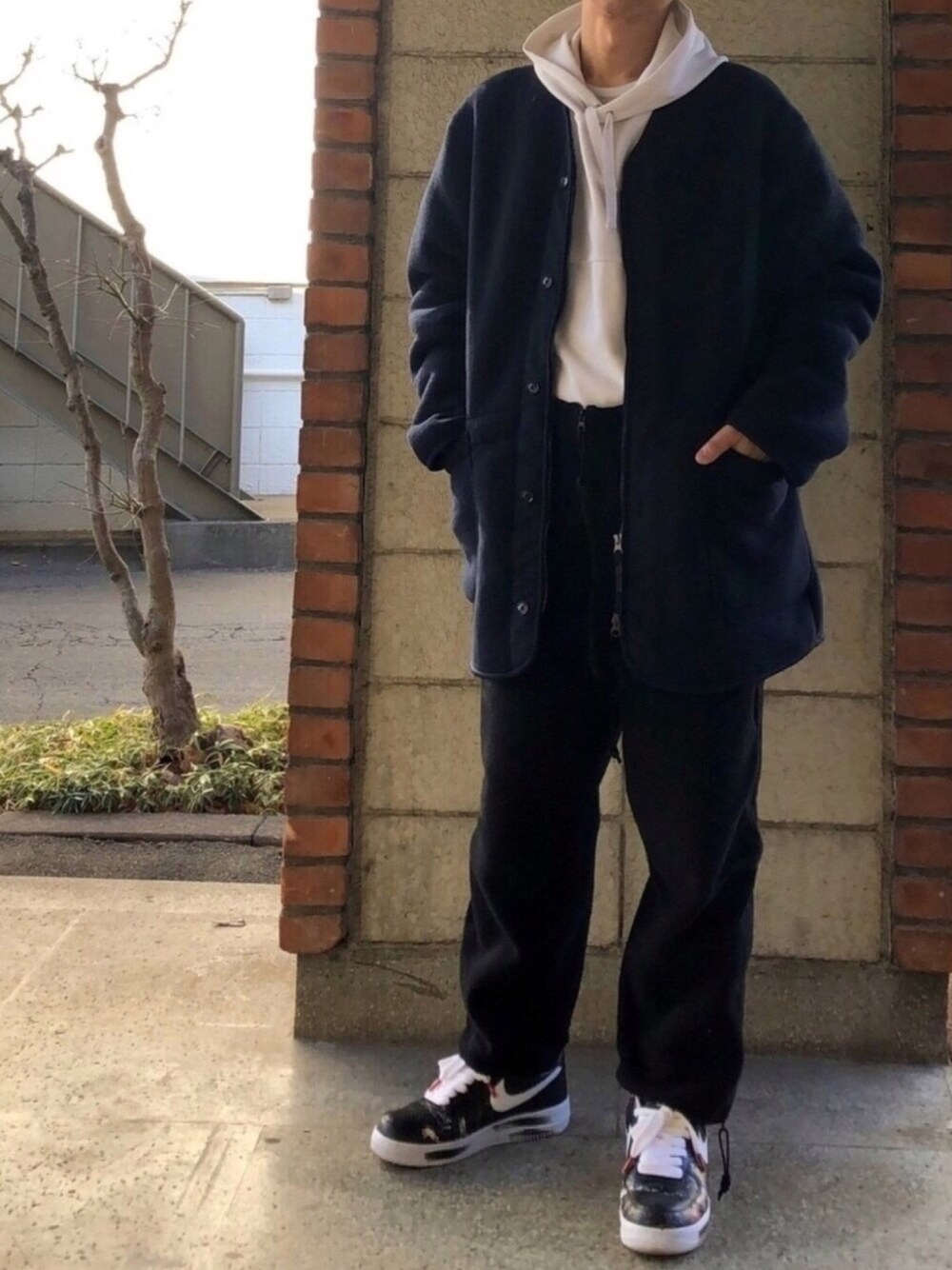「UNIQLO、Para-Noise、NIKE AIR FORCE 1、ENGINEERED GARMENTS、G-DORAGON、peaceminusone」｜「FREAK'S STOREのWEB限定 U.S.MILITARY SURPLUS/ユーエスサープラス USMC POLARTEC FLEECE BIBS/ポーラテック ミリタリー フリース オーバーオール（サロペット/オーバーオール、ブラック系）」を使った、HMさん（メンズ・175cm）の冬コーディネートの1枚目の写真