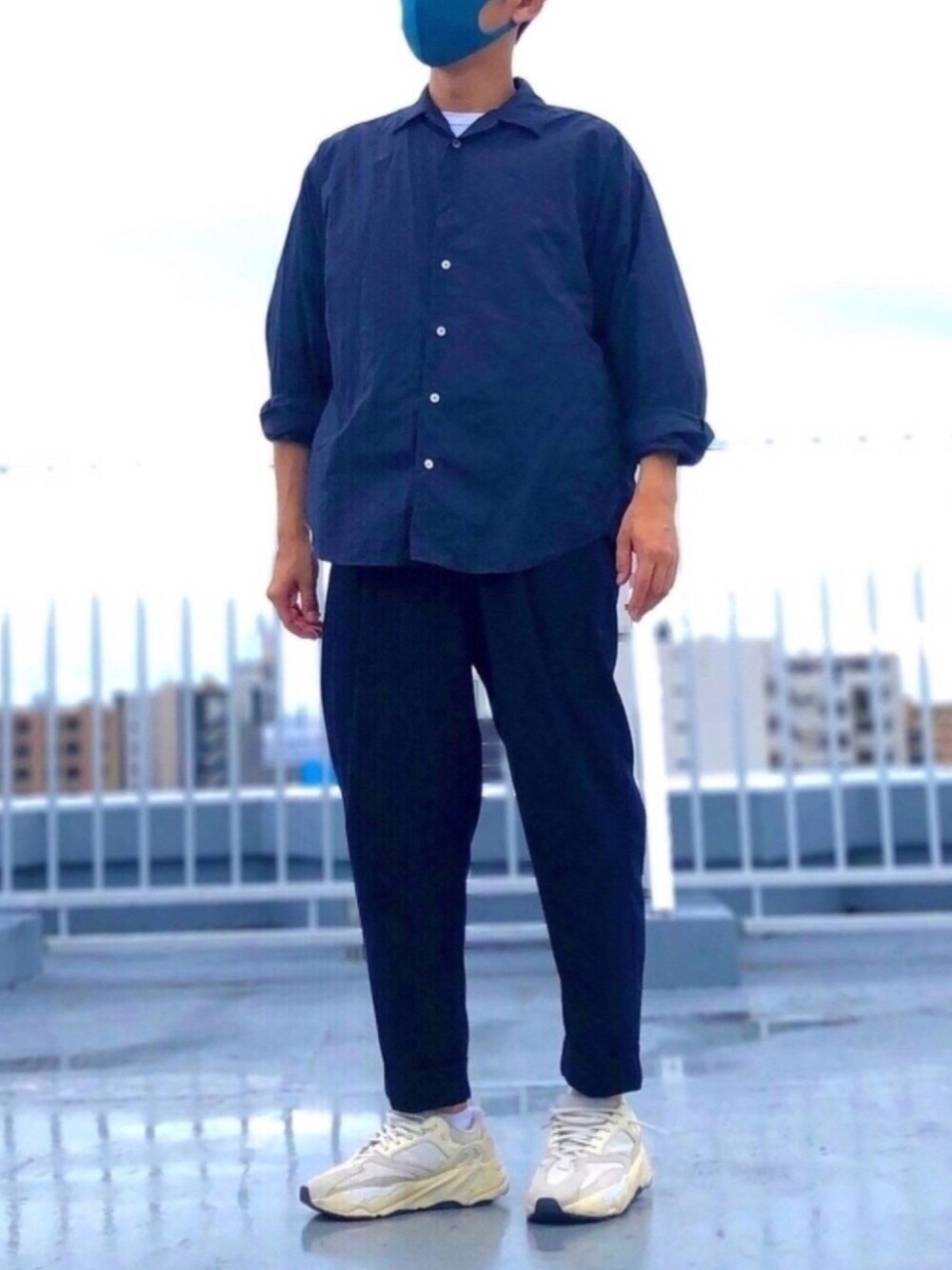 「シャツ好き集まれ、ワントーンコーデ、スラックス、シャツスタイル、yeezy、オトナカジュアル、ENROUTE、シンプルスタイル、ネイビーコーデ」｜「EN ROUTEの＜EN ROUTE（アンルート）＞エステルウール トロピカル 1プリーツ バックゴム ダブルフィニッシュ（スラックス、ブルー系）」を使った、HMさん（メンズ・175cm）の夏コーディネートの1枚目の写真