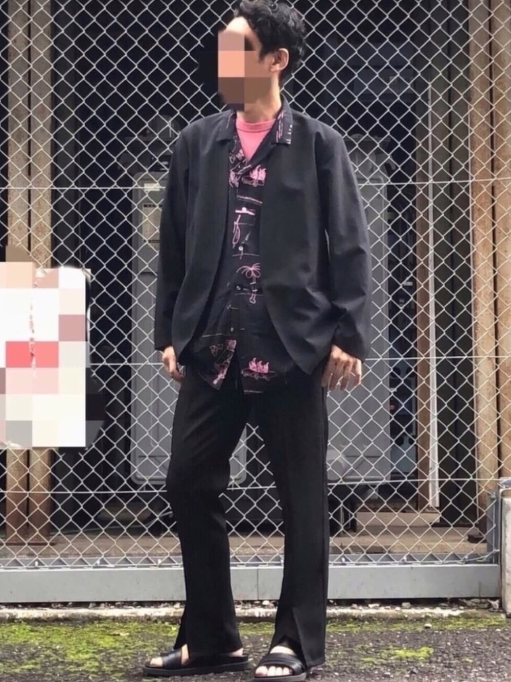 「スリットパンツ、黒、アロハシャツ、夏セールで買いました、サンダル、フレアパンツ、ノーカラージャケット、黒コーデ、ブラックコーデ、オープンカラーシャツ」｜「MONKEY TIMEの＜monkey time＞ PE/TRO LAPEL LESS JACKET/ラペルレスジャケット（テーラードジャケット、ブラック系）」を使った、HMさん（メンズ・175cm）の夏コーディネートの1枚目の写真