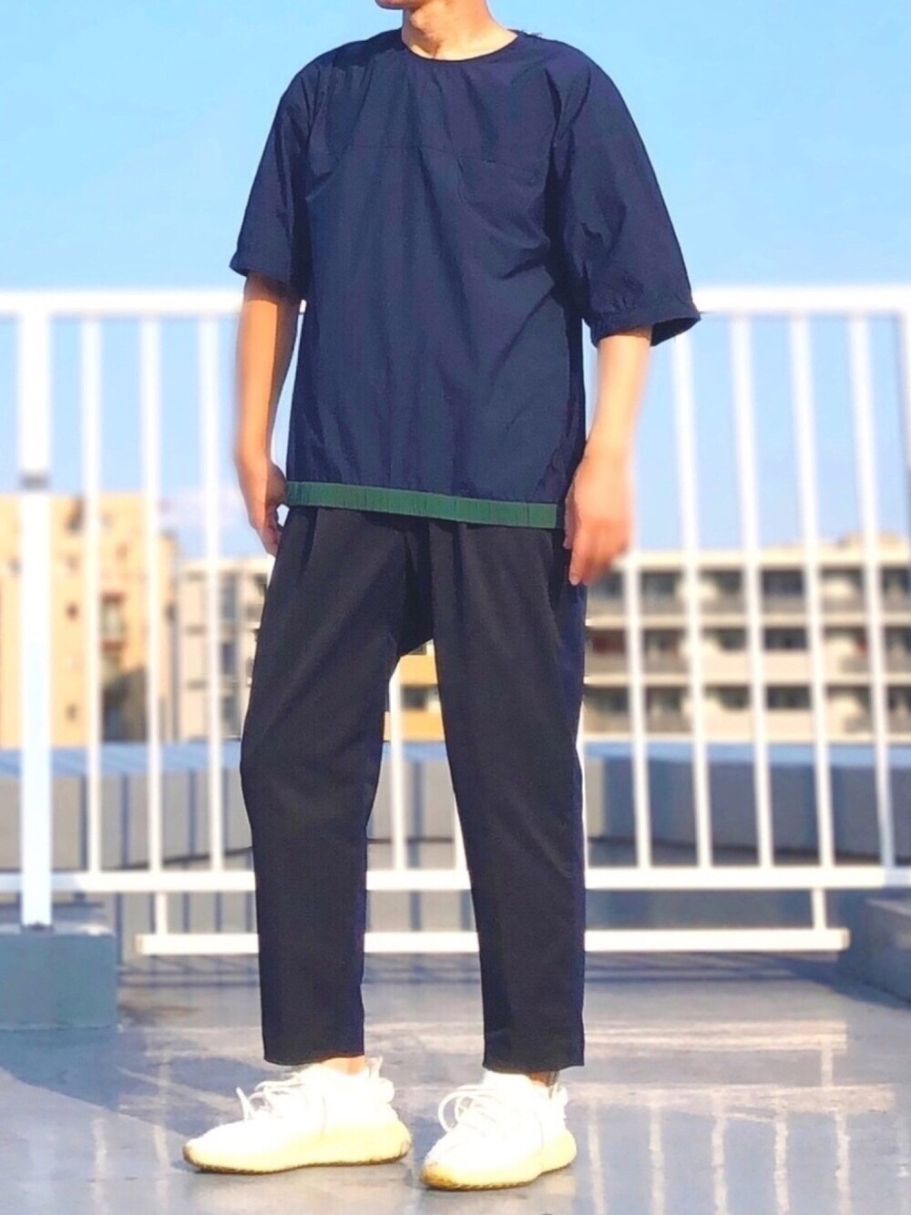 「大人カジュアル、白スニーカー、スラックス、スニーカーコーデ、夏コーデ、きれいめカジュアル」｜「Yeezyのアイテム（スニーカー、ホワイト系）」を使った、HMさん（メンズ・175cm）の夏コーディネートの1枚目の写真