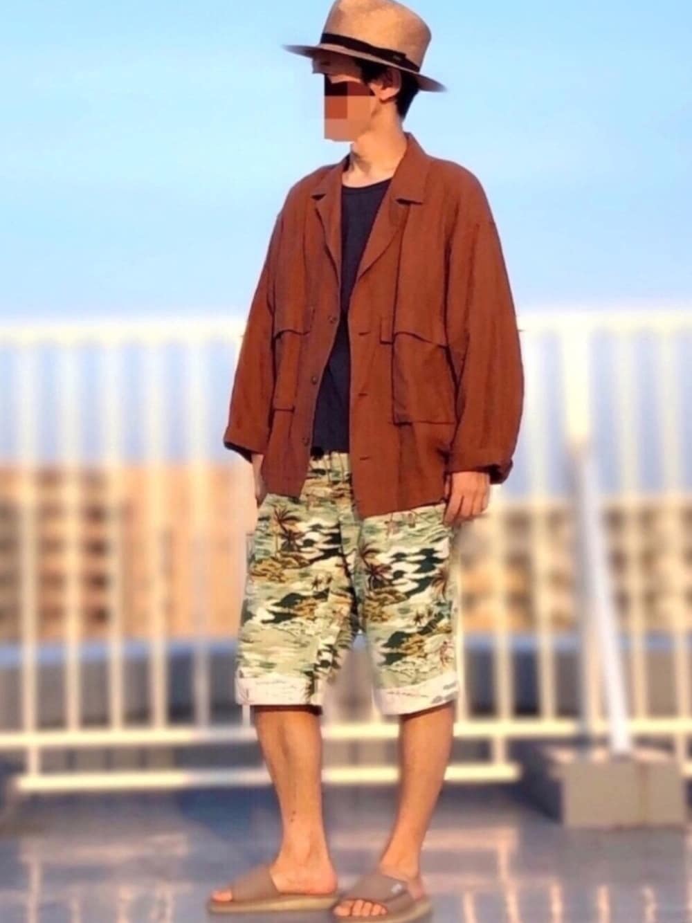 グリーン系のパンツ、ブラウン系のテーラードジャケット、ブルー系のTシャツ/カットソーを着用したメンズの夏コーディネートの1枚目の写真