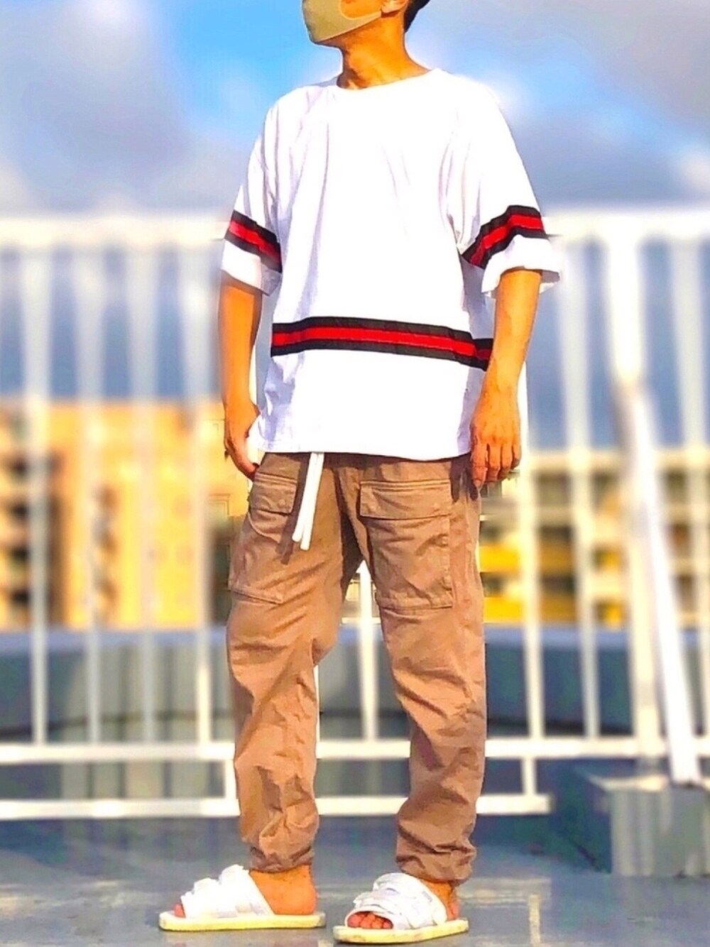 「カーゴパンツ、スポーツサンダル、白Tシャツ、ストリート、プリント、サンダルコーデ」｜「MONKEY TIMEの＜monkey time＞ SATIN ST DROPPED CARGO PANTS/カーゴパンツ（カーゴパンツ、ベージュ系）」を使った、HMさん（メンズ・175cm）の秋コーディネートの1枚目の写真