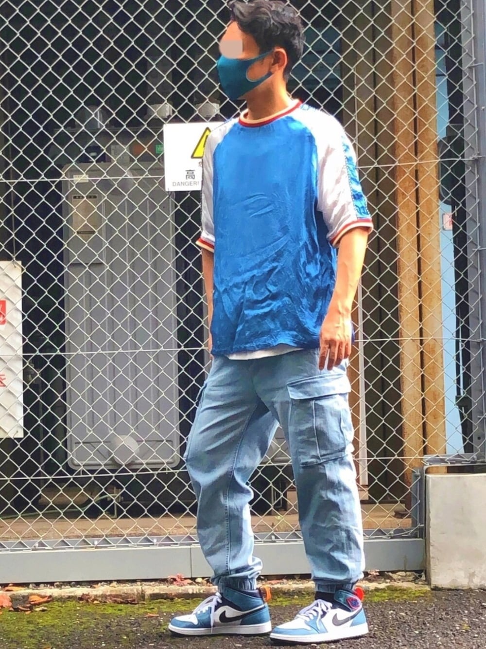 「ストリートコーデ、カーゴパンツ、ストリート、エアフォースワン、ワントーンコーデ」｜「nike×facetasmのアイテム（スニーカー、ホワイト系）」を使った、HMさん（メンズ・175cm）の秋コーディネートの1枚目の写真