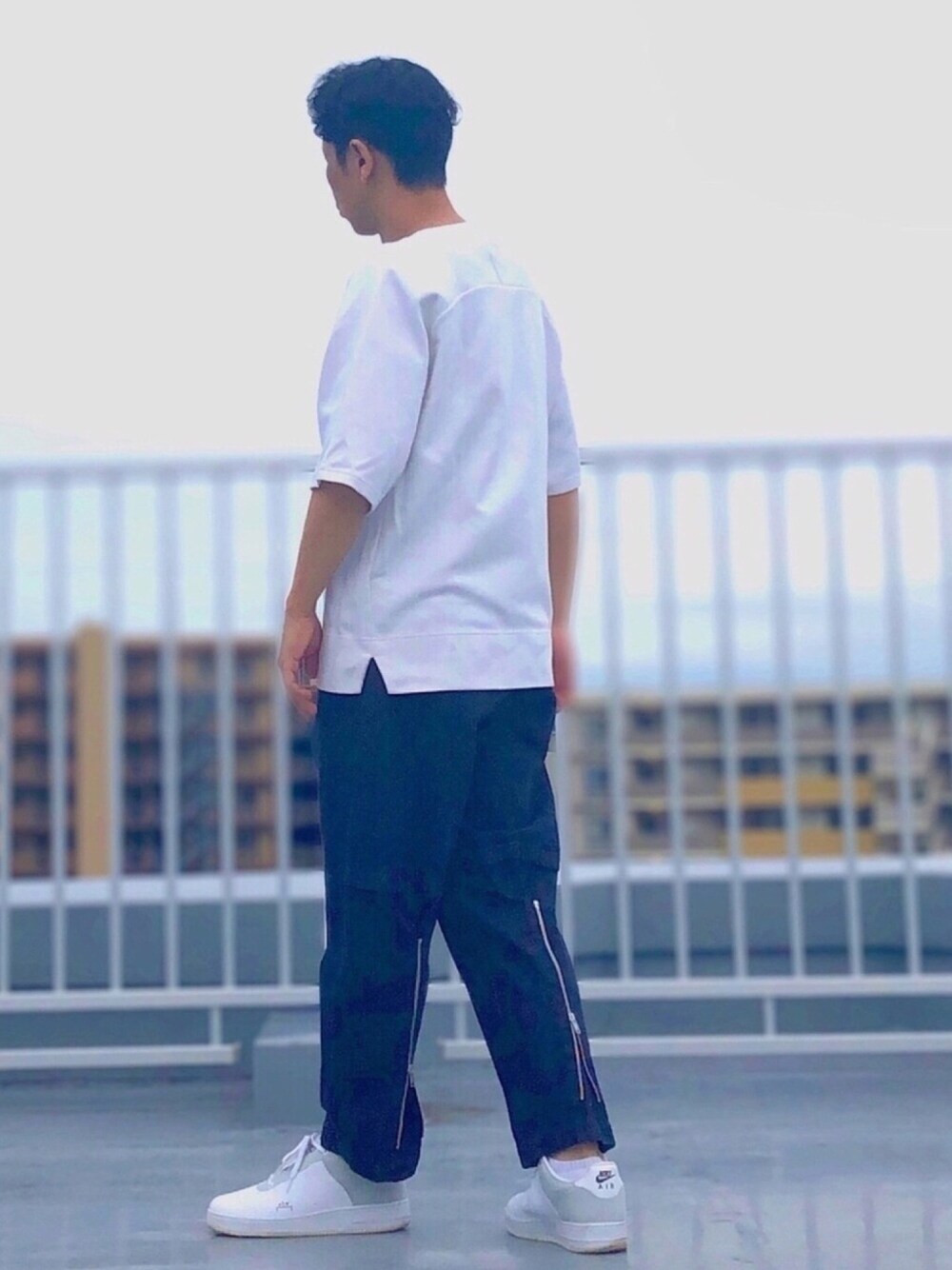 「デニムパンツ、大人カジュアル、ボンテージパンツ、エアフォースワン、シンプルコーデ、カジュアルコーデ、ダンボールニット」｜「EN ROUTEの＜EN ROUTE（アンルート）＞ コットン デニムライク ボンデージ イージーパンツ（その他パンツ、ブルー系）」を使った、HMさん（メンズ・175cm）の秋コーディネートの1枚目の写真