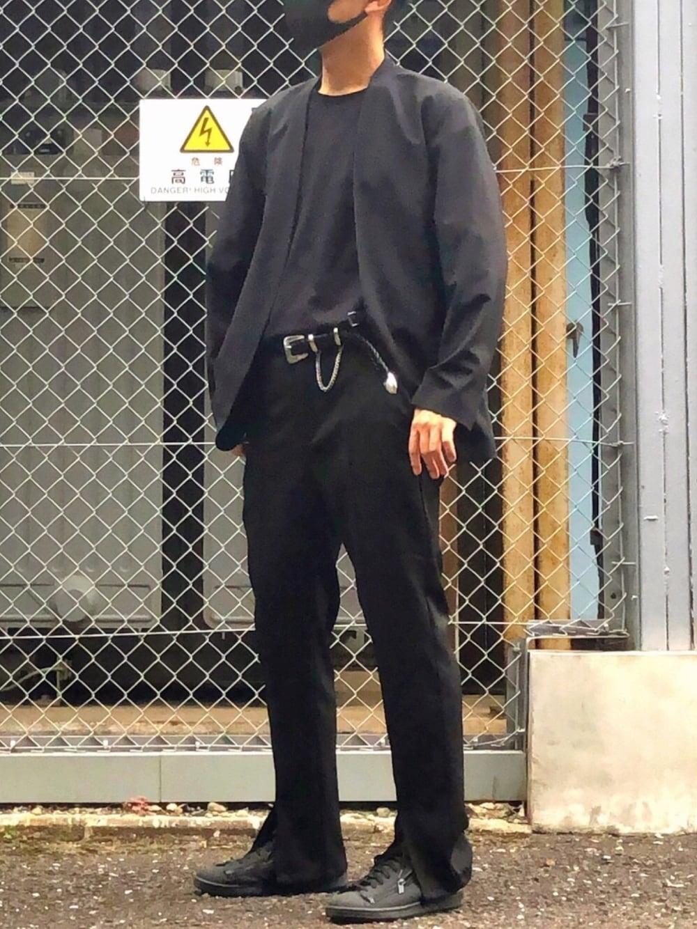 「オールブラック、スリットパンツ、黒スニーカー、ノーカラージャケット、ワントーンコーデ、秋コーデ、エアリズムコットンオーバーサイズTシャツ(５分袖)、タックイン、秋のマイ旬スタイル、韓国ファッション」｜「Jiedaの2021春夏　WESTERN BELT（ベルト、ブラック系）」を使った、HMさん（メンズ・175cm）の秋コーディネートの1枚目の写真