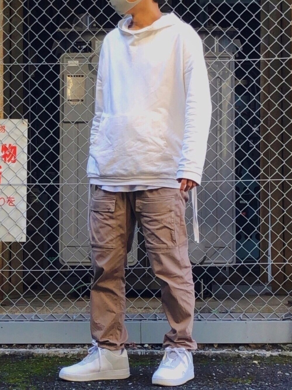 「カジュアルコーデ、レイヤードスタイル、カーゴパンツ、秋コーデ、パーカーコーデ、大人カジュアル、パーカー」｜「nike×a-cold-wallのアイテム（スニーカー、ホワイト系）」を使った、HMさん（メンズ・175cm）の秋コーディネートの1枚目の写真