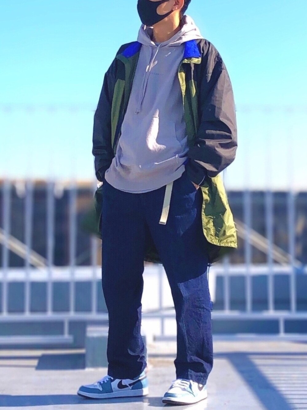 「ハイカットスニーカー、デニムパンツ、マウンテンパーカー、パーカー、ストリート、NIKE、スニーカーコーデ」｜「EDIFICE LA BOUCLEのアイテム（パーカー、グレー系）」を使った、HMさん（メンズ・175cm）の秋コーディネートの1枚目の写真
