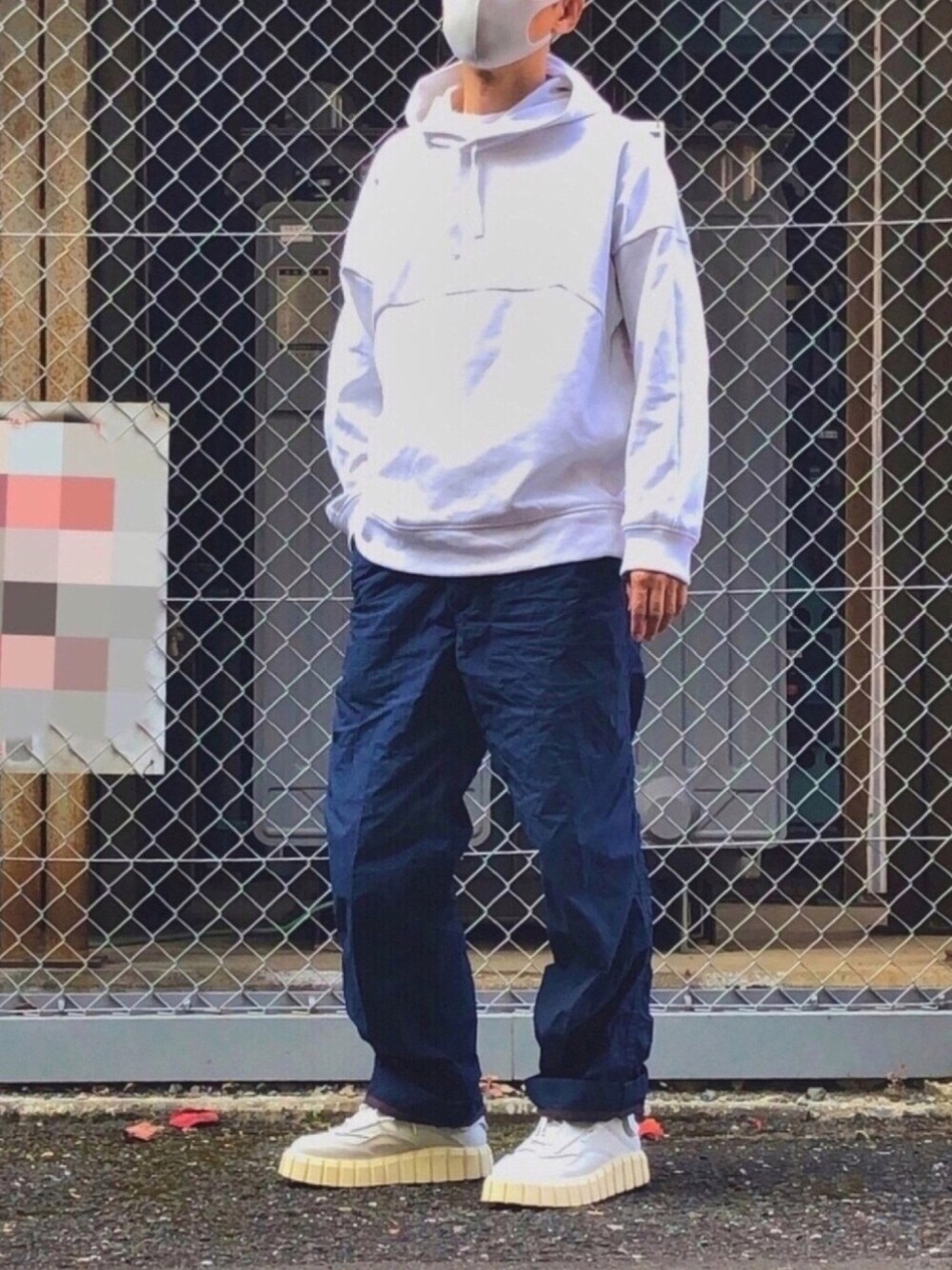 「オトナカジュアル、白スニーカー、ダッドスニーカー、白パーカー、ワイドパンツ、きれいめカジュアル、スニーカーコーデ」｜「EYTYSの＜Eytys＞ ORACLE TUMBLED/スニーカー（スニーカー、ホワイト系）」を使った、HMさん（メンズ・175cm）の秋コーディネートの1枚目の写真