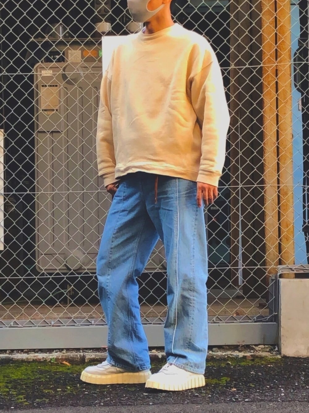 「ボリュームスニーカー、シンプルコーデ、スウェット、スニーカーコーデ」｜「FREAK'S STOREのビッグシルエットラウンドヘム クルーネックスウェット/変形スウェットプルオーバー/トレーナー（スウェット、ベージュ系）」を使った、HMさん（メンズ・175cm）の秋コーディネートの1枚目の写真