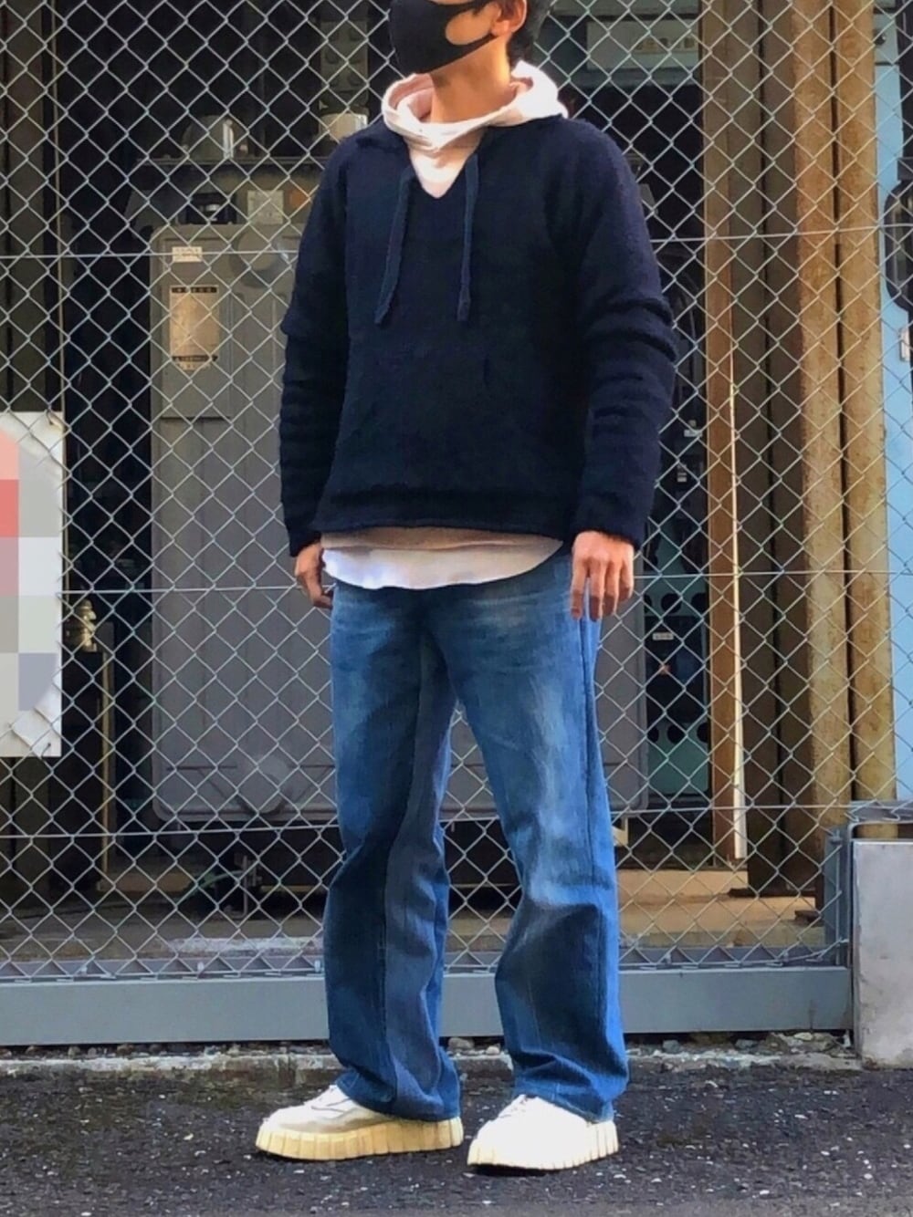 「冬コーデ、年末WEAR感謝祭、レイヤードスタイル、きれいめカジュアル、デニムパンツ、あったかコーデ、デニムトラウザー、パーカーコーデ、フーディー、マイベストコーデ2020」｜「ADAM ET ROPE'のアイテム（デニムパンツ、ブルー系）」を使った、HMさん（メンズ・175cm）の冬コーディネートの1枚目の写真