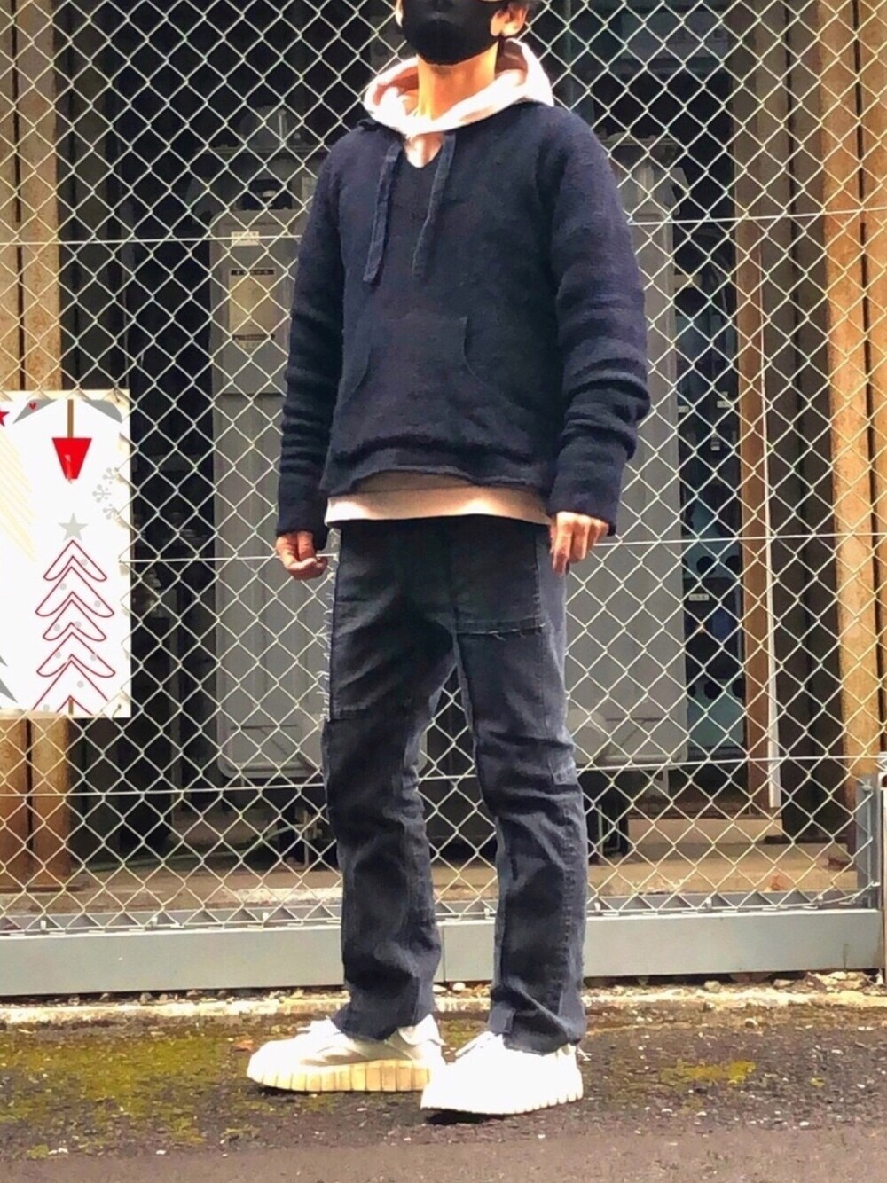 「デニムパンツ、冬コーデ、白スニーカー、レイヤードスタイル、私の推しブランド」｜「MONKEY TIMEの＜monkey time＞ PATCH DENIM STRAIGHT/パッチワークデニム（デニムパンツ、グレー系）」を使った、HMさん（メンズ・175cm）の冬コーディネートの1枚目の写真