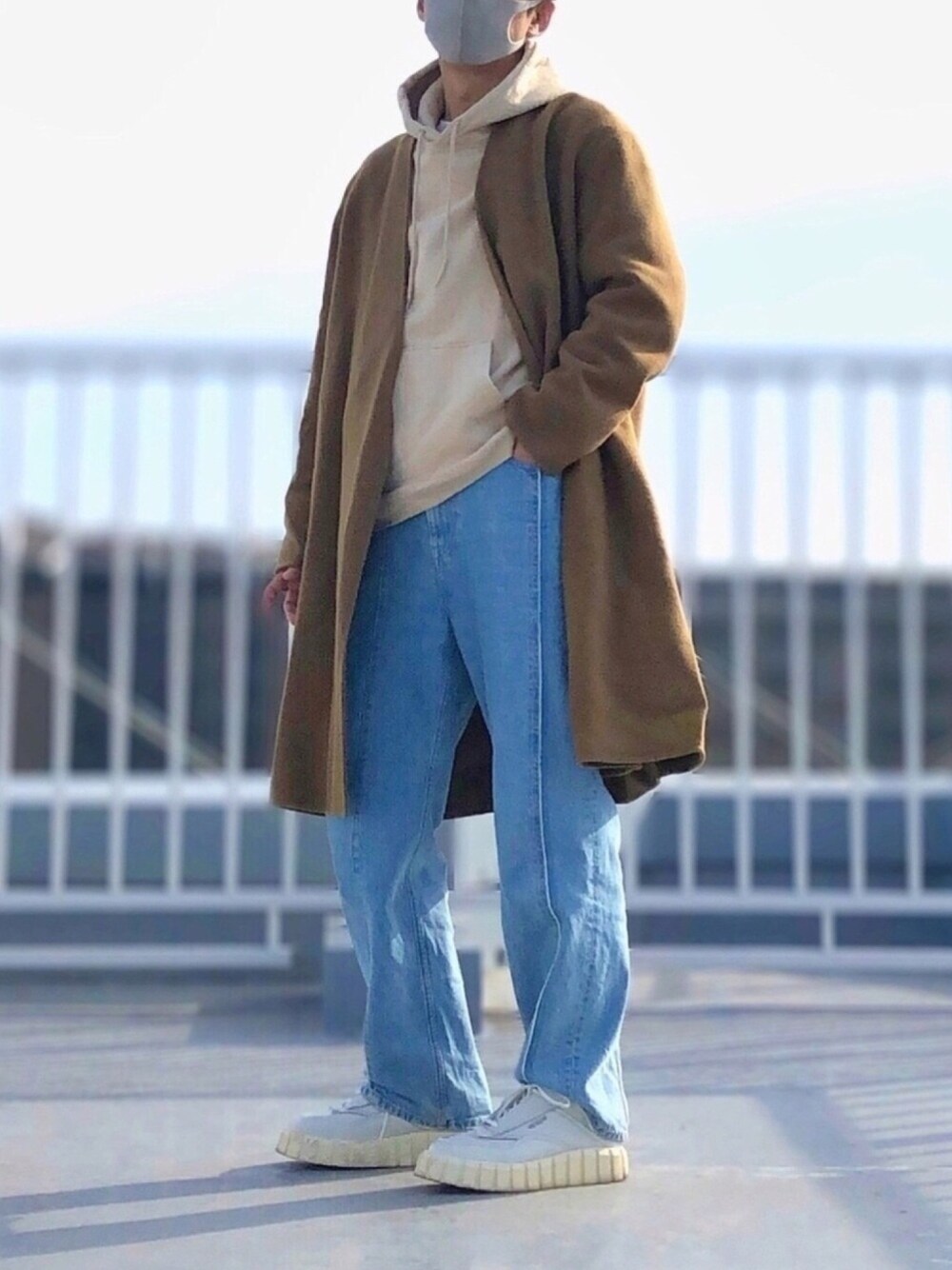 「ノーカラーコート、年末WEAR感謝祭、デニムパンツ、冬コーデ、きれいめカジュアル、白スニーカー、レイヤードスタイル」｜「MONKEY TIMEの＜monkey time＞ DENIM CENTER SEAM TROUSER/デニムトラウザーズ（その他パンツ、ブルー系）」を使った、HMさん（メンズ・175cm）の冬コーディネートの1枚目の写真