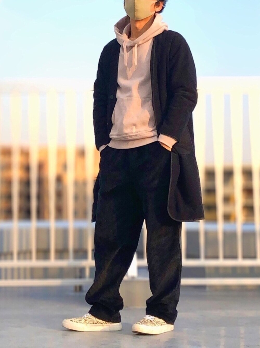 「ノーカラーコート、ハイカットスニーカー、コーデュロイパンツ、パーカー、UNIQLO U、キルティングコート、キルティング」｜「EYTYSのEYTYS ハイカットスニーカー（スニーカー、ホワイト系）」を使った、HMさん（メンズ・175cm）の冬コーディネートの1枚目の写真