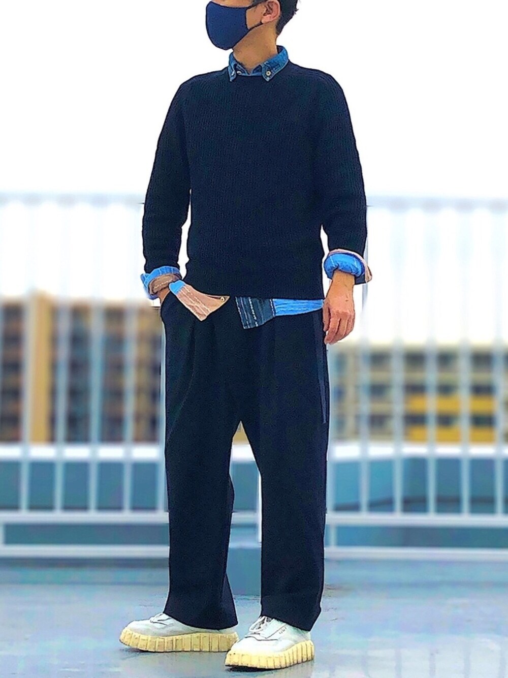「ネイビーコーデ、春コーデ、春ニット、ワイドパンツ、白スニーカー、オトナカジュアル」｜「CULLNIの2017秋冬　ベルト付きタックスラックス（スラックス、グレー系）」を使った、HMさん（メンズ・175cm）の春コーディネートの1枚目の写真