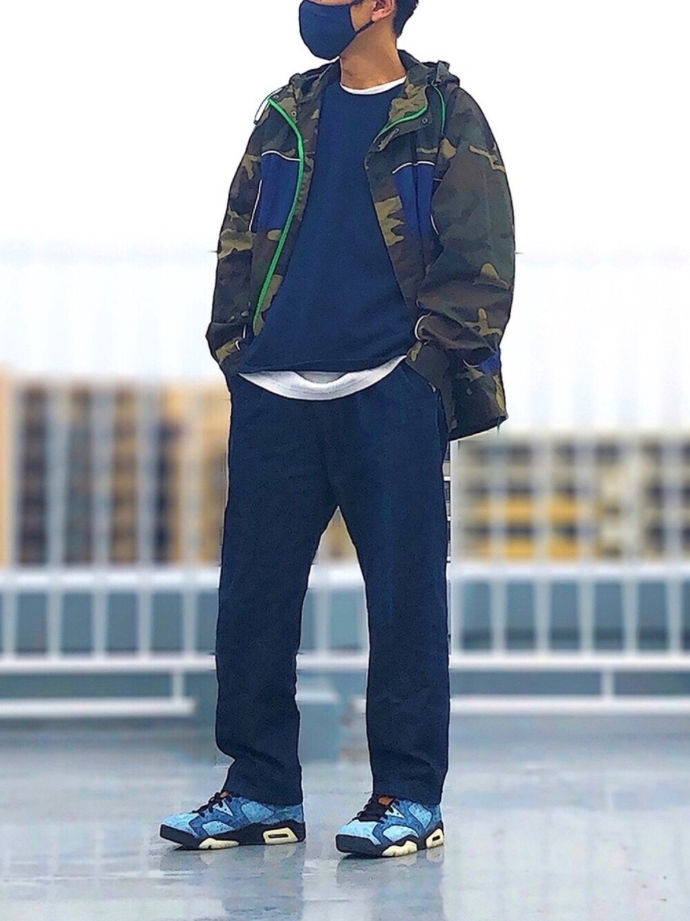 「マウンテンパーカー、デニムパンツ、ハイカットスニーカー、レースアップシューズ、ストリート、ビッグシルエット」｜「MONKEY TIMEの＜monkey time＞ OVERSIZED CAMO MOUNTAIN PARKA/マウンテンパーカ o（マウンテンパーカー、その他）」を使った、HMさん（メンズ・175cm）の春コーディネートの1枚目の写真