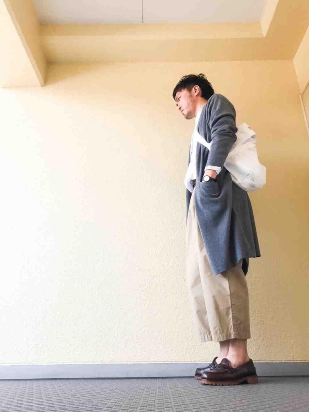 グレー系のカーディガン/ボレロ、ホワイト系のシャツ/ブラウス、ベージュ系のその他パンツを着用したメンズの春コーディネートの1枚目の写真