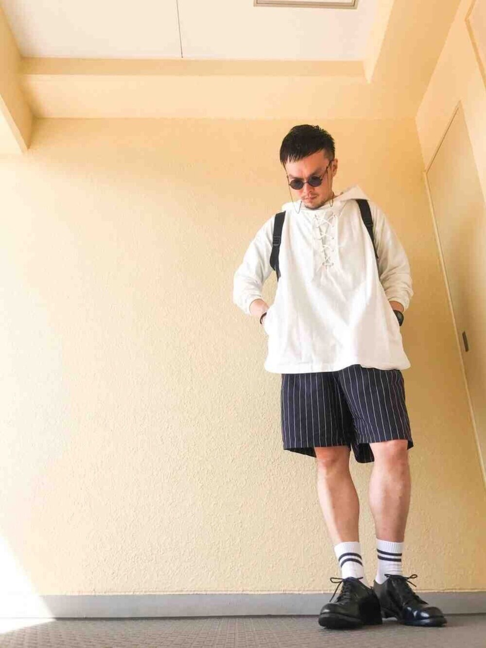 「ゆるコーデ、長袖×短パン、ビッグシルエット、アノラックパーカー、ショートパンツ、タックパンツ、革靴、バックパック、黒リュック、ハンドメイド」｜「URBAN RESEARCHのRED SEAM ヨーロピアンアノラックPK（その他アウター、ホワイト系）」を使った、Felix さん（メンズ・178cm）の春コーディネートの1枚目の写真
