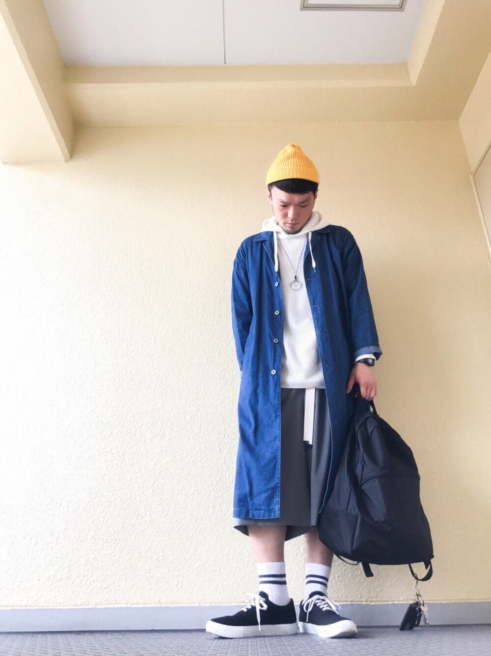 「ゆるコーデ、ビッグシルエット、ロング丈、デニムジャケット、デニムコート、パーカー、ガウチョパンツ、バックパック、黒リュック、スニーカー」｜「HIGHLAND 2000の【HIGHLAND 2000】ニットキャップ（ニットキャップ/ビーニー、イエロー系）」を使った、Felix さん（メンズ・178cm）の春コーディネートの1枚目の写真