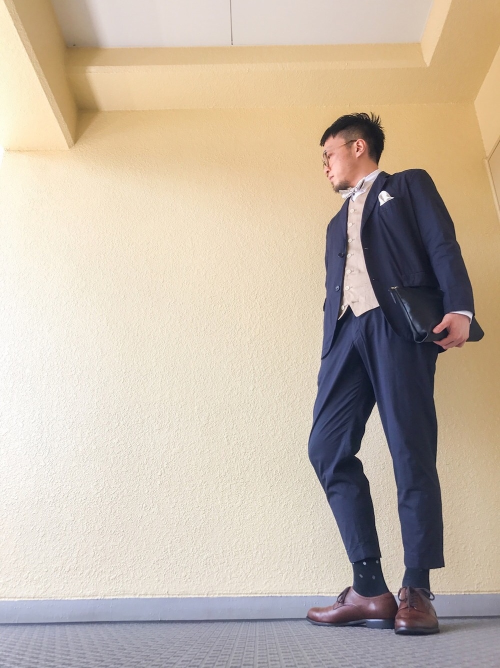 「セットアップ、結婚式、結婚式二次会スタイル、ボウタイ、蝶ネクタイ、リネンシャツ、革靴、靴下チラ見せ、ドット、クラッチバッグ」｜「BEAUTY&YOUTH UNITED ARROWSのBY ガーメントダイ スノーコットン 2B ジャケット（テーラードジャケット、ブルー系）」を使った、Felix さん（メンズ・178cm）の夏コーディネートの1枚目の写真